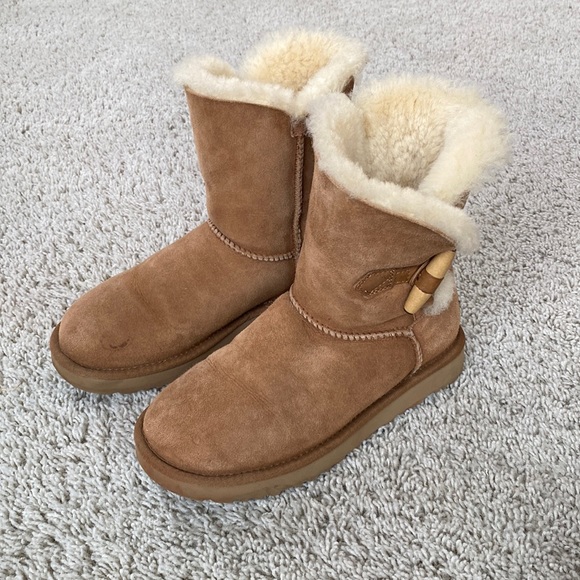 UGG Boots - Picture 1 of 3